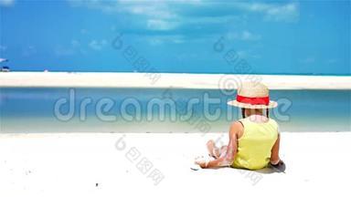 加勒比海热带度假期间，海滩上戴帽子的小女孩。 慢动作。